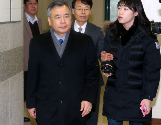 출근하는 박영수 특검      (서울=연합뉴스) 김도훈 기자 = '최순실 국정농단 의혹'을 파헤칠 박영수 특검이 14일 오전 서울 강남구 특검 사무실로 출근하고 있다. 2016.12.14      superdoo82@yna.co.kr  (끝)